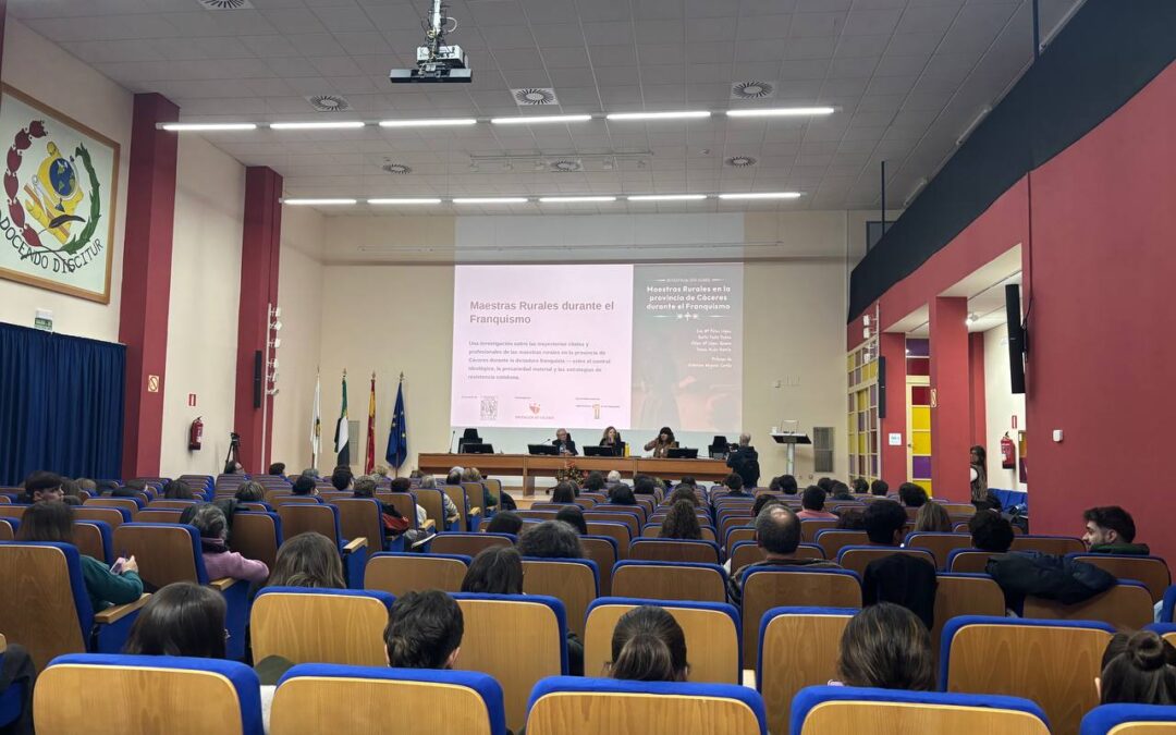 Sin memoria no hay democracia: los profesores del mañana conversan con las maestras del franquismo en el Diálogo Educativo de Fundación CIVES en Cáceres 